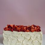 Прямоугольный торт с клубникой и малиной