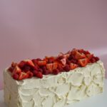 Прямоугольный торт с клубникой и малиной