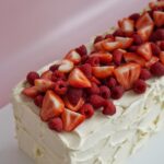 Прямоугольный торт с клубникой и малиной