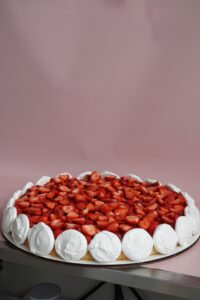 Тарт с клубникой и меренгами