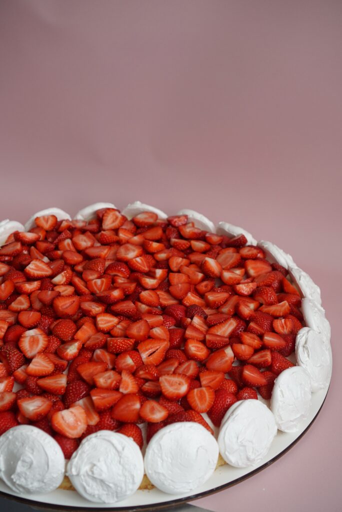 Тарт с клубникой и меренгами TeaBakery Тарт с клубникой и меренгами