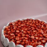 Тарт с клубникой и меренгами