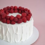 Торт белый с ободком малины