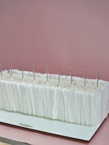 Свадебный прямоугольный торт с вафельным декором