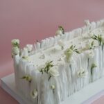 Прямоугольный торт с вафельным декором и цветами