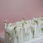 Прямоугольный торт с вафельным декором и цветами