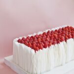 Прямоугольный торт с вафельным декором и клубникой