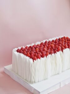 Прямоугольный торт с вафельным декором и клубникой