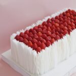 Прямоугольный торт с вафельным декором и клубникой