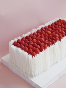 Прямоугольный торт с вафельным декором и клубникой